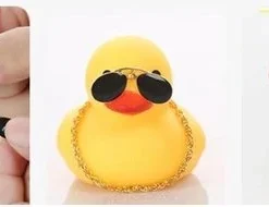 Merkloos Auto Eendje Decoratie - Bad Eend - Auto En Fiets Decoratie - Met Kleefstrip, 8 Helm , Propellor, Zonnebril En Gouden Ketting -Aanbiedingen badspeelgoed Winkel 550x190