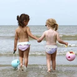 Quut Mini Ballo Banana Pink Strand Emmer - Bad Strand Speelgoed Meisje - Cadeau 1 Jaar | 2 Jaar | 3 Jaar | 4 Jaar | 5 Jaar - Geel Roze - 1,70 Liter 14 Quut Mini Ballo Banana Pink Strand Emmer - Bad Strand Speelgoed Meisje - Cadeau 1 Jaar | 2 Jaar | 3 Jaar | 4 Jaar | 5 Jaar - Geel Roze - 1,70 Liter -Aanbiedingen badspeelgoed Winkel 550x356 3