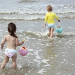 Quut Mini Ballo Banana Pink Strand Emmer - Bad Strand Speelgoed Meisje - Cadeau 1 Jaar | 2 Jaar | 3 Jaar | 4 Jaar | 5 Jaar - Geel Roze - 1,70 Liter 15 Quut Mini Ballo Banana Pink Strand Emmer - Bad Strand Speelgoed Meisje - Cadeau 1 Jaar | 2 Jaar | 3 Jaar | 4 Jaar | 5 Jaar - Geel Roze - 1,70 Liter -Aanbiedingen badspeelgoed Winkel 550x366 61