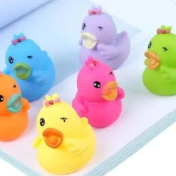 VinkToys 12 Gekleurde Badeenden Met Knipoog- Badspeelgoed - Gekleurde Eenden 5x5x6 Cm - Badeenden Set - Rubberen Eendjes - Bad Eendjes - Uitdeel Kado