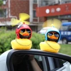 Merkloos Auto Eendje Decoratie - Bad Eend - Auto En Fiets Decoratie - Met Kleefstrip, 8 Helm , Propellor, Zonnebril En Gouden Ketting -Aanbiedingen badspeelgoed Winkel 550x471