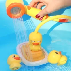VG Deals Interactief Bad Speelgoed | Eenden Boot Met Douche | Watersproei Boot | 4 In 1 Bad Speelgoed Douche| Baby En Peuter Speelgoed | Bad Boot Met 4 Verschillende Sproeikoppen |4 Opzet Stukken | Duck Shower| Bad Eend | Jongens En Meisjes -Aanbiedingen badspeelgoed Winkel 550x550 269