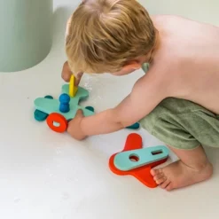 Quut-Puzzle Friends-Up In The Air-Vliegtuig-Gratis Drie Badbruisballentjes-stimuleert-fijne Motoriek-kindercadeau-kerst-sinterklaas-verjaardag-badspeelgoed-badpuzzel-wolken -Aanbiedingen badspeelgoed Winkel 550x550 428