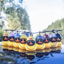 Merkloos Auto Eendje Decoratie - Bad Eend - Auto En Fiets Decoratie - Met Kleefstrip, 8 Helm , Propellor, Zonnebril En Gouden Ketting -Aanbiedingen badspeelgoed Winkel 550x581